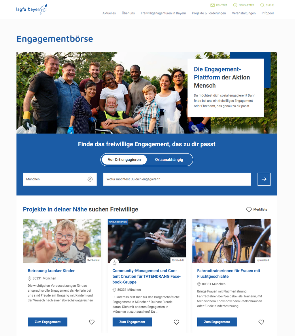 Ein Screenshot der Webseite der lagfa Bayern. Man sieht die Einbindung der Engagement-Plattform der Aktion Mensch. Oben ist der Titel "Engagementbörse" zu lesen, darunter sieht man das Foto einer Gruppe von Menschen in einem Garten. Darunter steht auf dunkelblauem Hintergrund der Text "Finde das freiwillige Engagement, das zu dir passt". Noch weiter unten sind drei Teaser zu Engagementangeboten mit dunkelblauen Buttons zu sehen.
